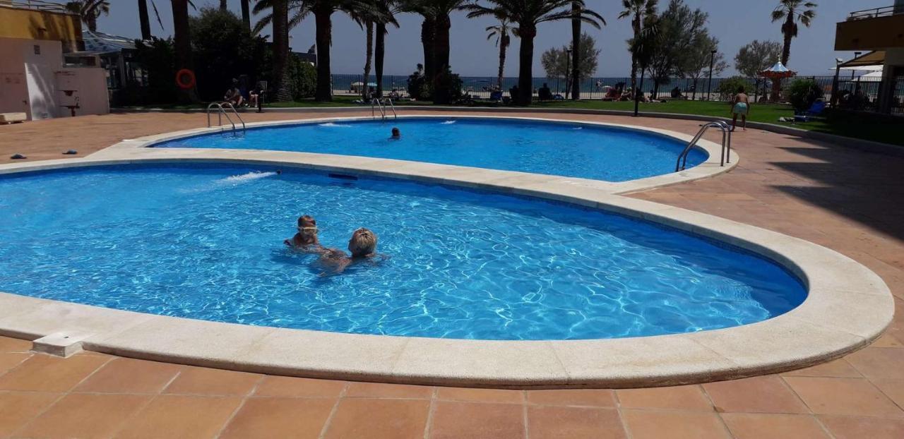 Appartement Premiere Ligne De Mer Avec Piscine Roses Dış mekan fotoğraf