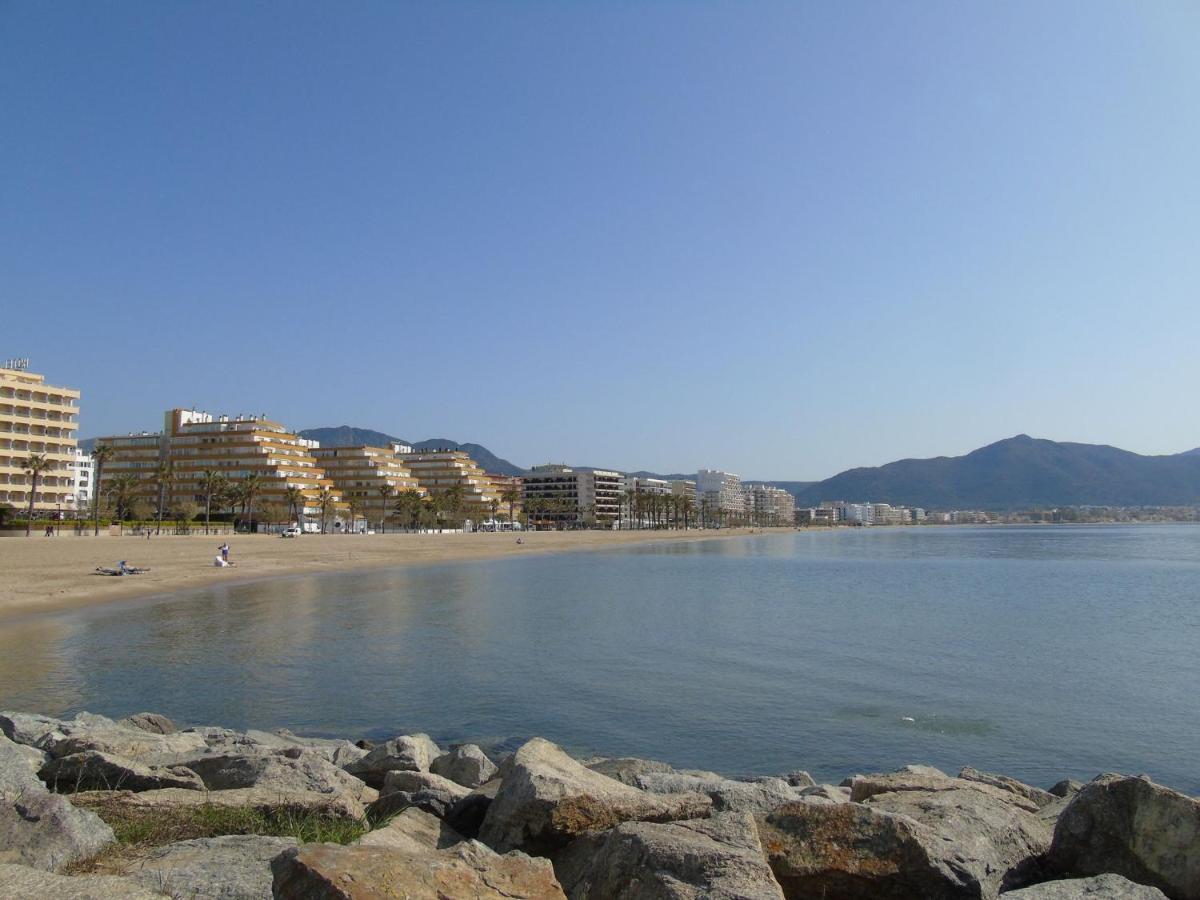 Appartement Premiere Ligne De Mer Avec Piscine Roses Dış mekan fotoğraf