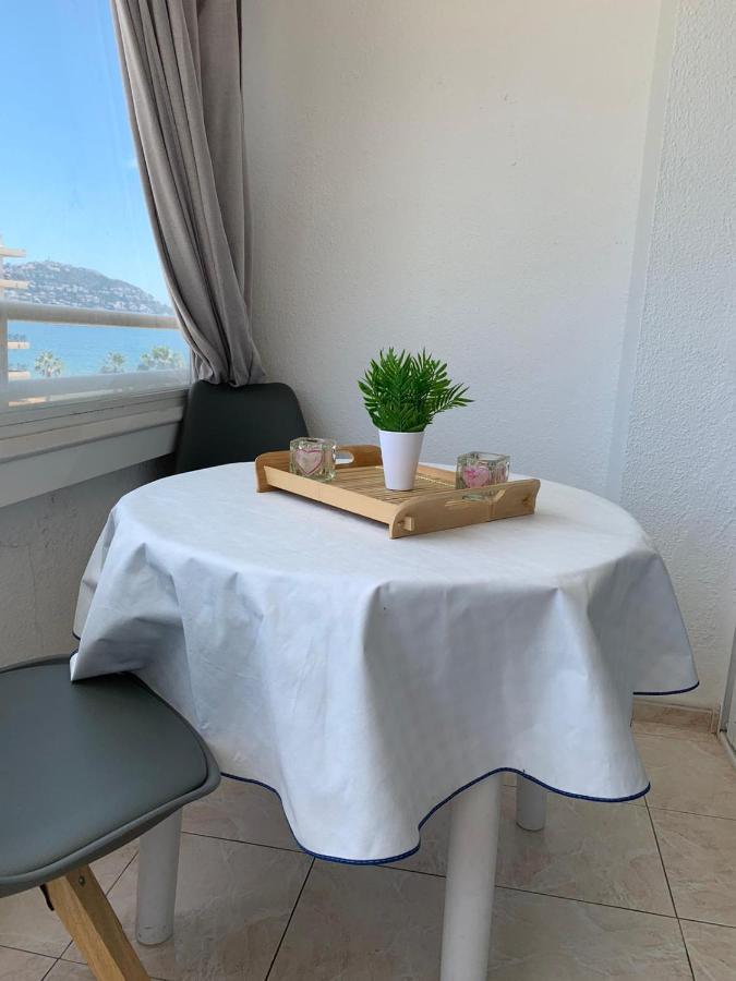 Appartement Premiere Ligne De Mer Avec Piscine Roses Dış mekan fotoğraf