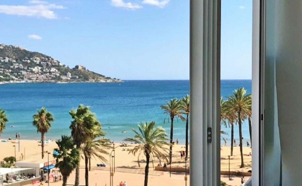 Appartement Premiere Ligne De Mer Avec Piscine Roses Dış mekan fotoğraf
