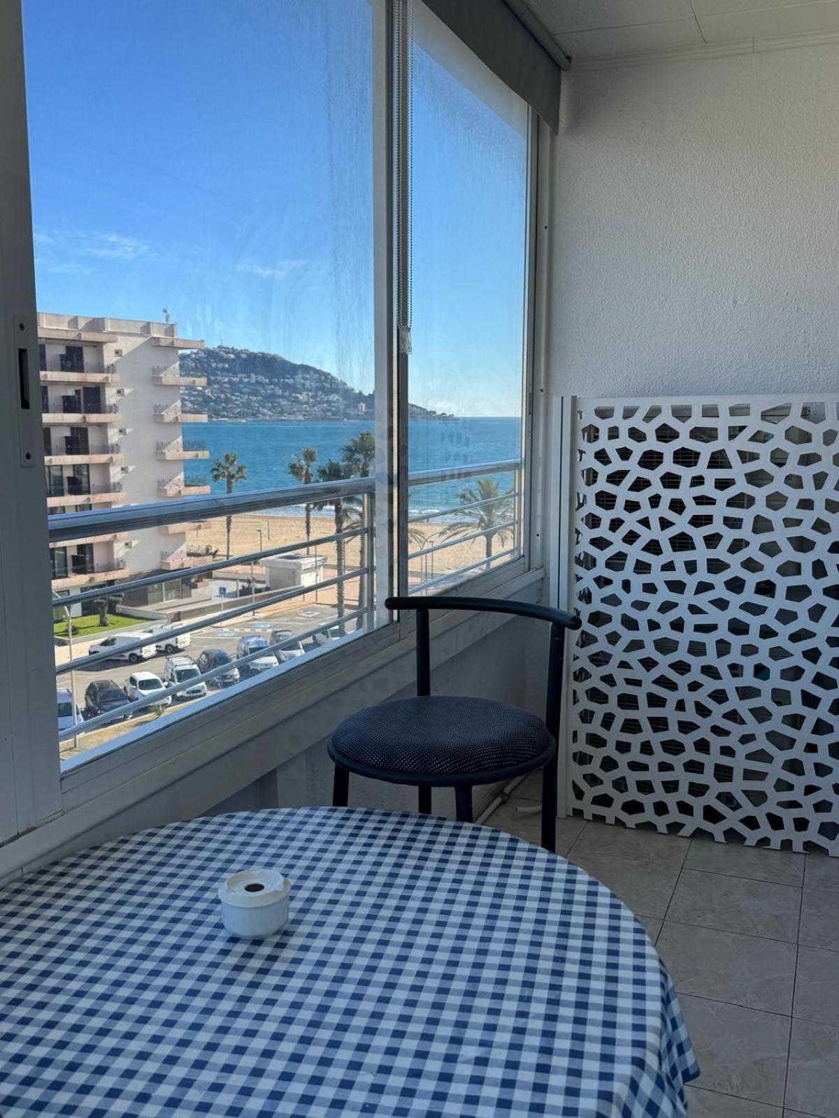 Appartement Premiere Ligne De Mer Avec Piscine Roses Dış mekan fotoğraf