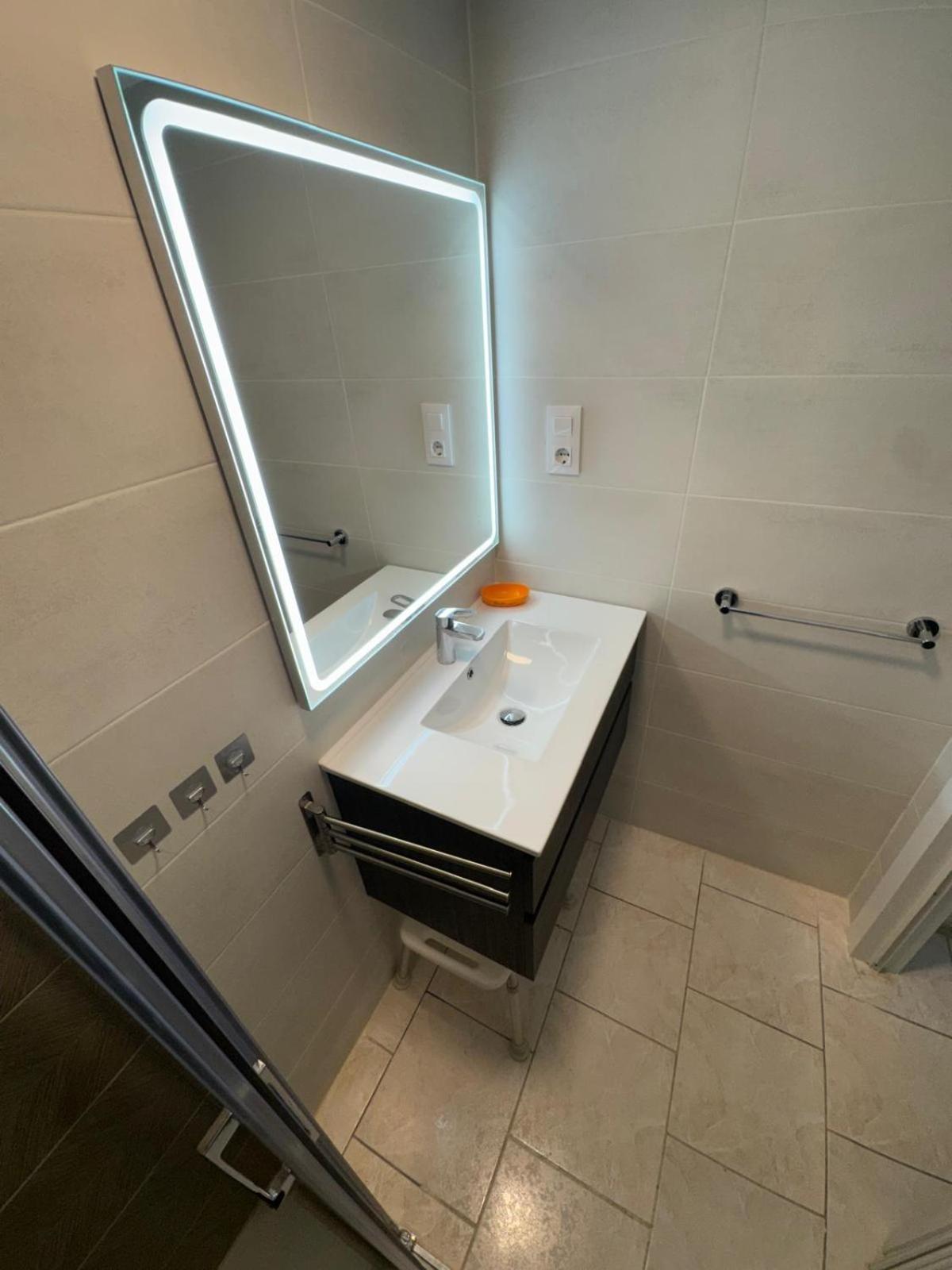 Appartement Premiere Ligne De Mer Avec Piscine Roses Dış mekan fotoğraf